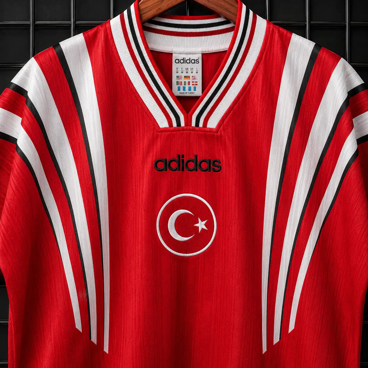Maillot Turquie 1996 Rétro Domicile Rouge Rayures Verticales Blanches Noires Éventail Croissant Adidas Édition Classique