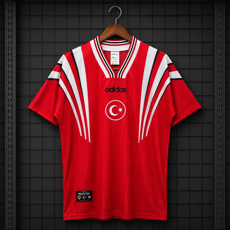 Camisola Turquia 1996 Retro Principal Vermelha Riscas Verticais Brancas Pretas Leque Lua Crescente Adidas Edição Clássica