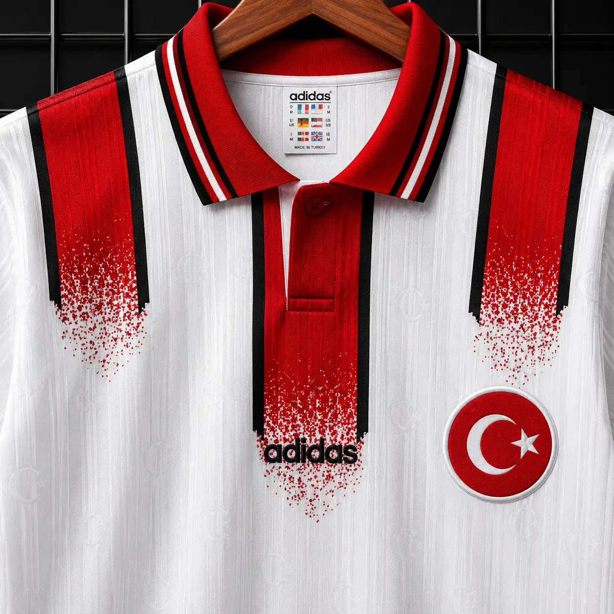 Maillot Turquie 1996 Rétro Extérieur Blanc Panneaux Rouges Noirs Dégradé Pixels Croissant Adidas Édition Classique