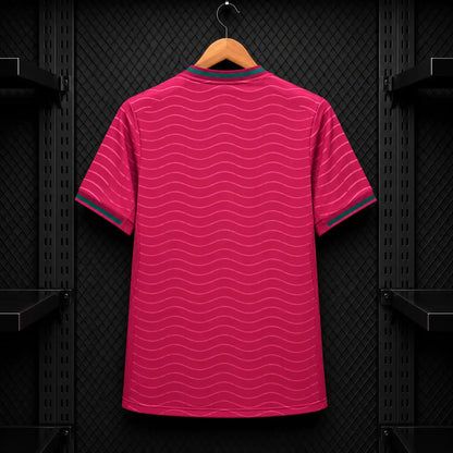 Camisola Portugal 2026 Principal Rosa Carmim Ondas Jacquard FPF Puma DRYCELL Quinas Esfera Armilar Fan Version