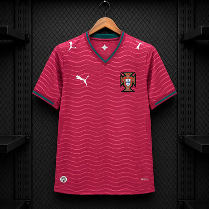Camisola Portugal 2026 Principal Rosa Carmim Ondas Jacquard FPF Puma DRYCELL Quinas Esfera Armilar Fan Version