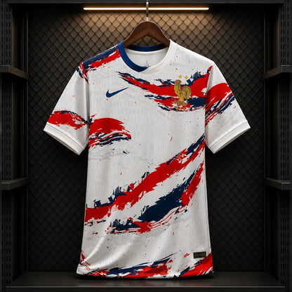 Camisola França 2026 Alternativa Branca - Frente Completa com Pinceladas Expressionistas Vermelho Azul Marinho Nike Swoosh Azul Escudo FFF Galo Dourado 2 Estrelas e Patch ENGINEERED