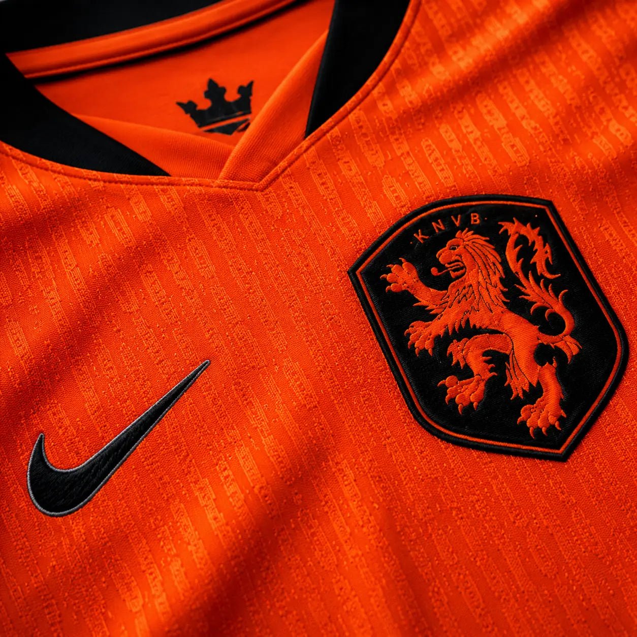 Camisola Holanda 2026 Principal Laranja Jacquard Pinceladas Gola V Preta KNVB Nike Dri - FIT Edição Jogador S Camisola comprar online