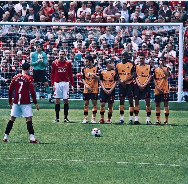Camisolas de futebol usadas por jogadores em jogo num estádio cheio disponíveis na Horiginex